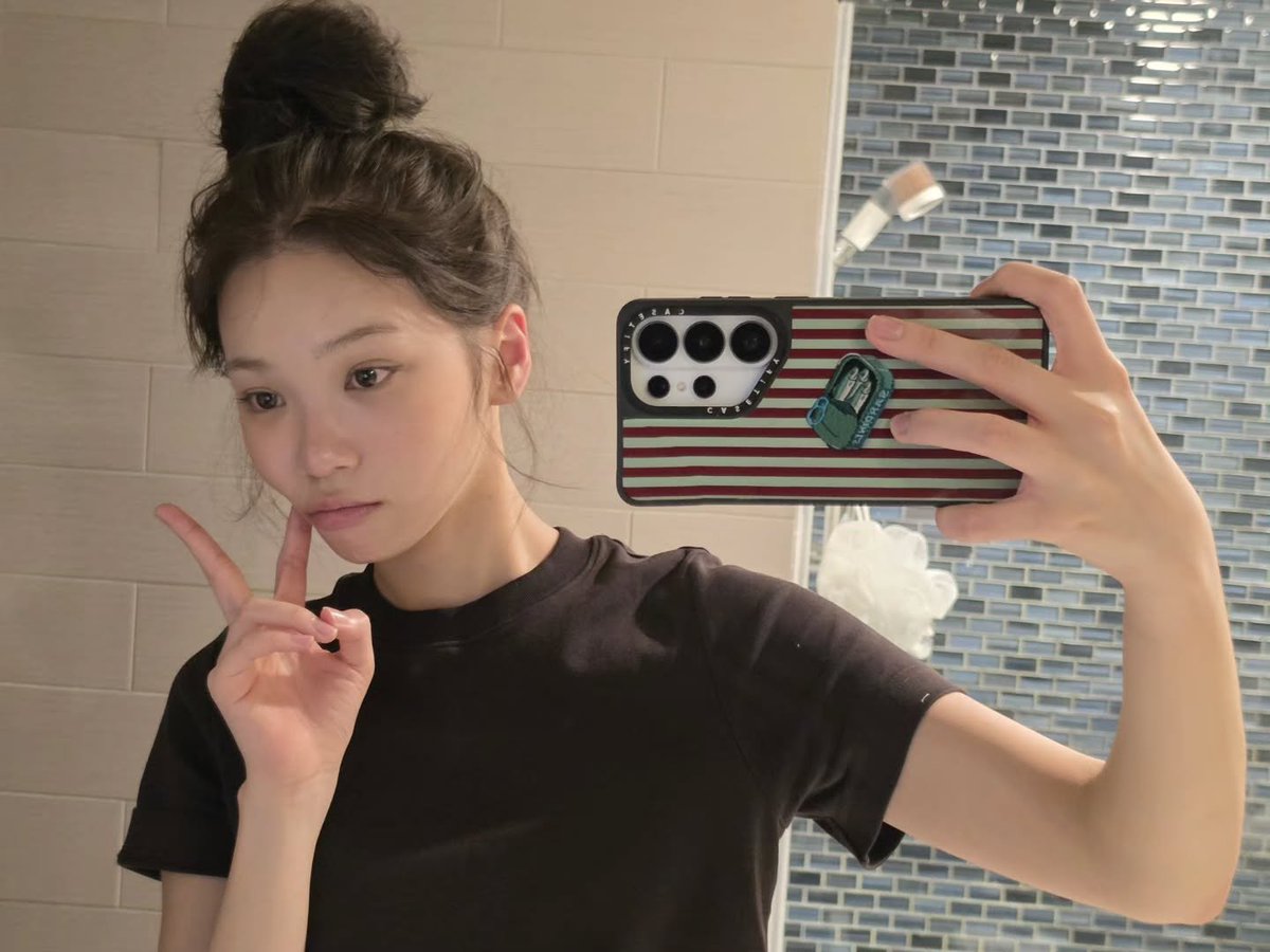 Zerxlsf's tweet photo. A post with 12 mirror selfies? Absolutely https://t.co/yfxAMryGKM