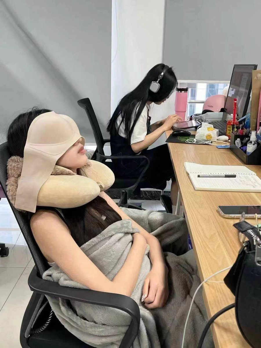 AuroraBarnln's tweet photo. [今日は早起きしすぎて、会社で居眠りしたら先輩に「趴估懒腔急」って言われた。一日中眠気と戦う一日だった～]， https://t.co/CAjnaYgbTX