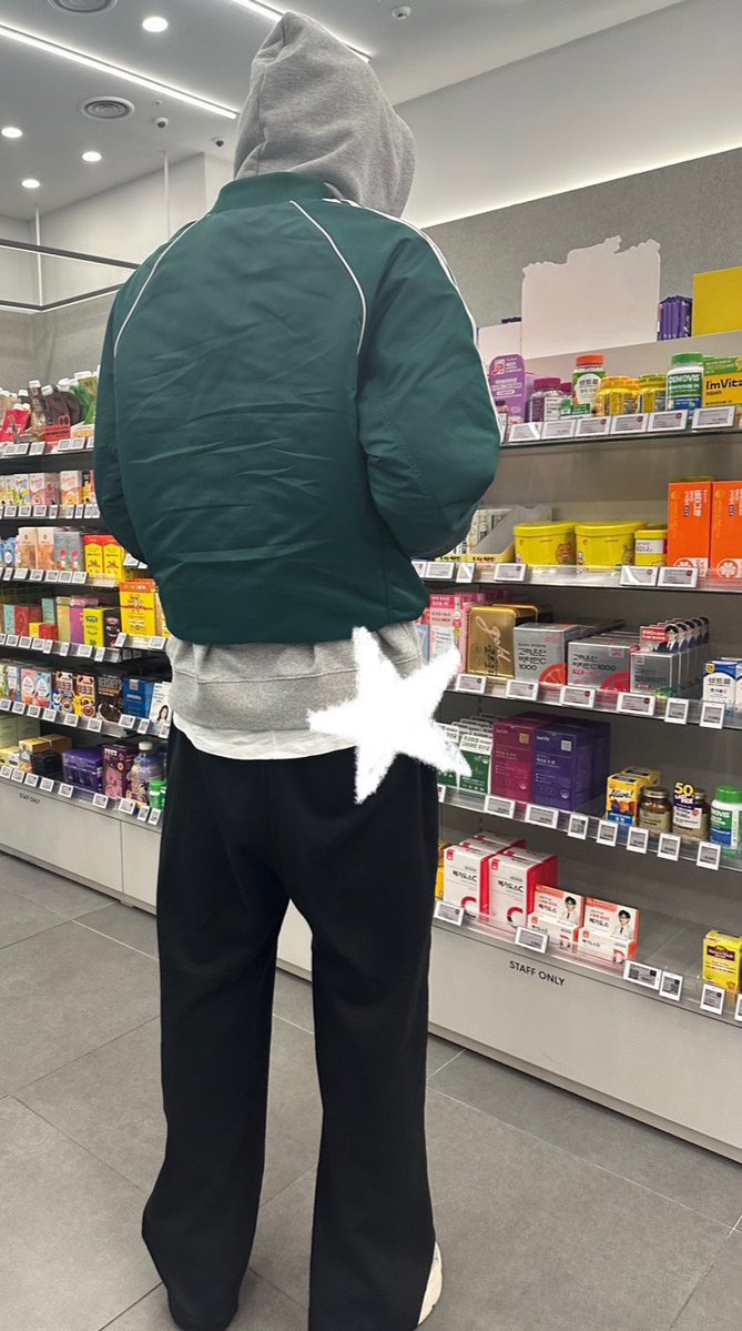 juju97ro's tweet photo. 어딘가에 있을법한 옷차림으로 어디에도 존재하지 않는거 여자학대임 https://t.co/JMVJ4yP9MC