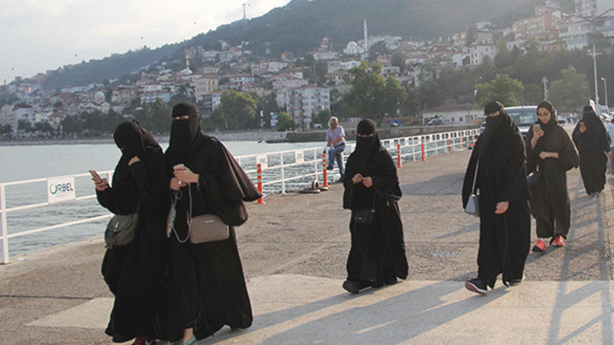 kvarajadon's tweet photo. @sqaalp Dressing revealingly is forbidden by your religion; return to your roots you are not European https://t.co/2IOjlISMqw