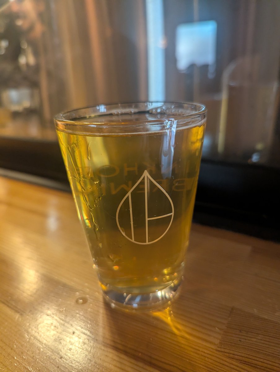warioheadbat's tweet photo. woodpecker / INKHORNBREWING（目白）

針葉樹のようなスパイシーさにレモンキャンディの柑橘感🍋色もベッコウ飴のように綺麗✨️しかし7%のしっかりWCIPA

私事ですが最近日本酒も飲み始めました。白ワインみたいな飲みやすいのから始めていろいろ飲みました。日本酒の醸造所も巡り出すかもしれません https://t.co/H64BrbEndi