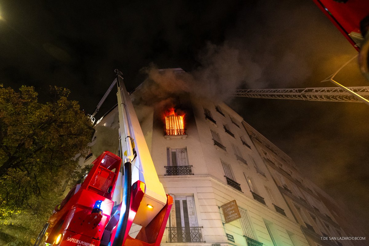 PompiersParis's tweet photo. 🚨 [#Intervention] | Ce samedi 10 octobre, vers 21h, les sapeurs-pompiers de Paris sont intervenus pour un feu d’appartement à Gennevilliers (92).

🔥 Le feu s’est déclaré au troisième étage d’un immeuble impactant un appartement d’environ 50 m².

🚒 Deux sauvetages et cinq mises en sécurité sont réalisés au moyen d’un bras élévateur aérien. Une lance est nécessaire à l’extinction du sinistre.

📸 https://t.co/OpLTPo6zLp SAN LAZARO©️BSPP