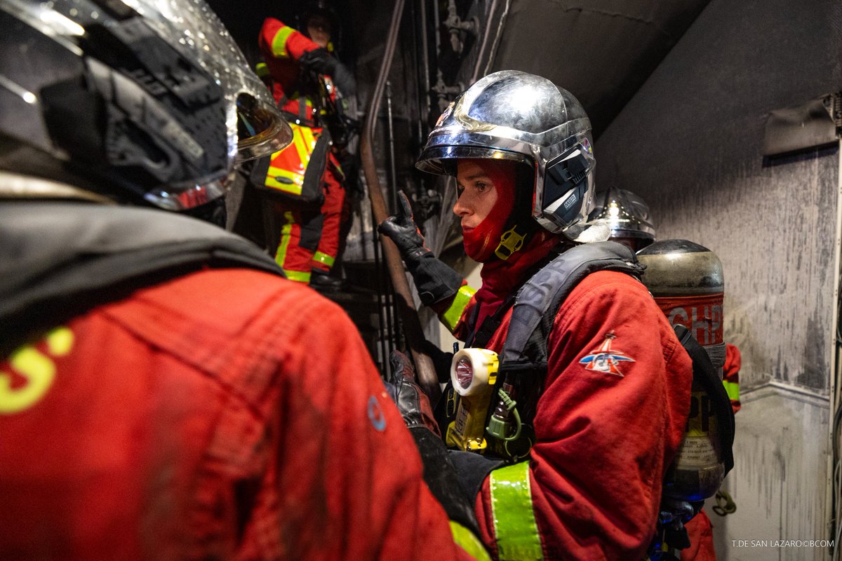 PompiersParis's tweet photo. 🚨 [#Intervention] | Ce samedi 10 octobre, vers 21h, les sapeurs-pompiers de Paris sont intervenus pour un feu d’appartement à Gennevilliers (92).

🔥 Le feu s’est déclaré au troisième étage d’un immeuble impactant un appartement d’environ 50 m².

🚒 Deux sauvetages et cinq mises en sécurité sont réalisés au moyen d’un bras élévateur aérien. Une lance est nécessaire à l’extinction du sinistre.

📸 https://t.co/OpLTPo6zLp SAN LAZARO©️BSPP