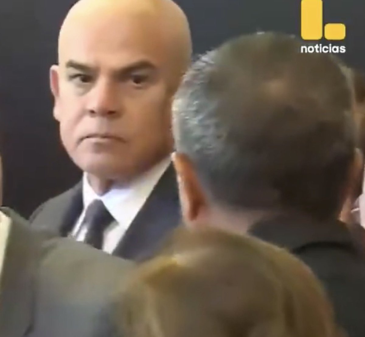 liber_limeno's tweet photo. La mirada de asco, desprecio y enojo del papá de mi querido amigo Ernesto Jr., el Ministro @ernestoam21 me representa

Básicamente es el registro de desprecio a todos estos comunistas bochincheros que buscan petardear la labor del Ejecutivo

Iber Maraví se ganó repudio nacional https://t.co/wpgjLwHo6N