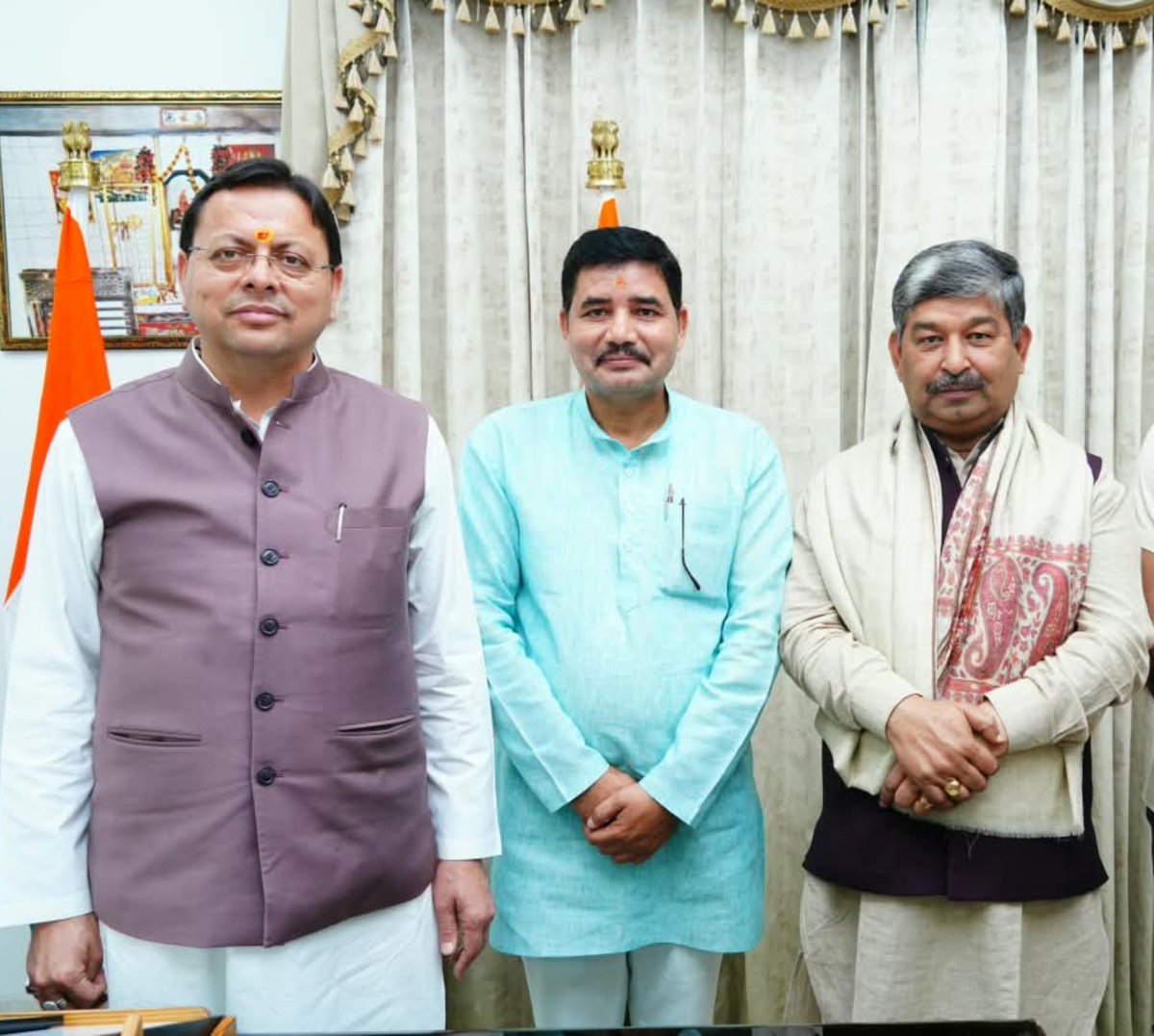 PratapRaikwal's tweet photo. माननीय मुख्यमंत्री पुष्कर सिंह धामी जी ने मुख्यमंत्री आवास देहरादून में नवनिर्वाचित राज्यसभा सांसद आदरणीय दिनेश आर्य जी को मिष्ठान खिलाकर बधाई व शुभकामनाएं प्रेषित की https://t.co/A4w3GNStPy