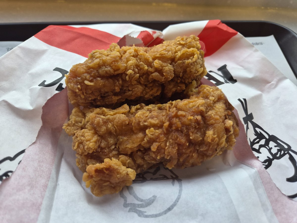 riseAgain777's tweet photo. KFC 매장에서 먹기
내 인생의 버킷리스트였는데
드디어 이루다💫 https://t.co/s15ebMfuaY