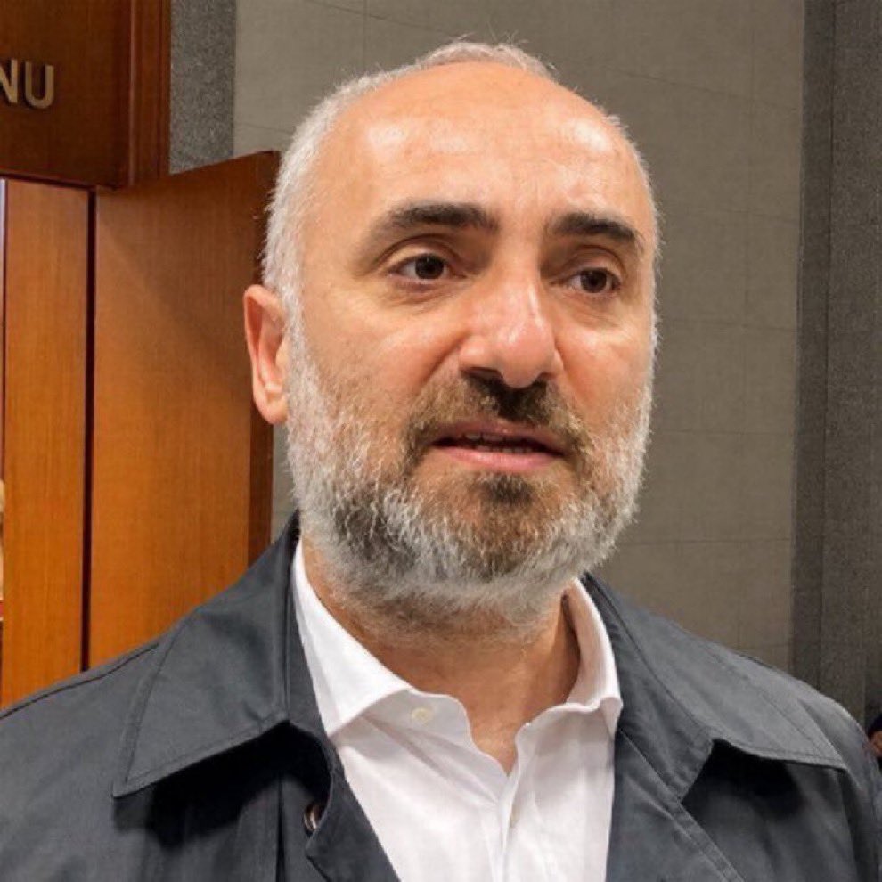 ajansmuhbir1923's tweet photo. ⚠️ “Türkiye, Muhammed Yarız’ın Yunanistan’a kaçtığını 12 Eylül’de benden öğrendi”

İsmail Saymaz: “Türkiye’de iki kez ev hapsine alınan tek gazeteci benim sanırım.

Birincisi 56 gün tutmuştu. Bakalım, ikincisi ne kadar sürecek?

Günlerdir kılı kırk yarıyorum.

Türkiye, Pusula Portföy’ün patronu Muhammed Yarız’ın Yunanistan’a kaçtığını 12 Eylül’de benden öğrendi.

Yarız’ın üç yatını Rodos’a kaçırdığını yazdım.

Ekonomi eski Bakanı Nihat Zeybekci’nin parasının fonda kaldığını, kendisiyle görüşme yaparak, aktardım.

Cumhurbaşkanı eski danışmanı Ertan Aydın’ın soruşturmada şüpheli olduğunu, ona söz hakkı vererek, duyurdum.

Osman Arıkan Nacar’ın sigorta kaydında makam şoförü ve asgari ücretli göründüğünü açıkladım.

Ne yazdıysam taraflara sordum ve öyle yazdım. Doğrulatamadıklarımdan söz etmedim bile. Verdiğim hiçbir bilgi yalanlanmadı.

Ne bir suçum, ne de habercilik kusurum var.

Ellerim şimdilik serbest. Yurt dışına çıkış yasağı ve haftada üç gün imza vermek şartıyla hakimliğe sevk edildik.

Sevinç ve Balcı’nın tutuklandığını öğrenince serbest kaldığıma sevinemedim. İki arkadaşımla kucaklaştım.

“Sizi ziyarete geleceğim” dedim veda ederken. Nereden bilebilirdim...

Sabah telefonla uyandım. Gece itiraz edilmiş, hakkımızda ev hapsi kararı verilmiş.

Belki uzun süre evden çıkamayacağım. Kafeste kuş misali balkondan sokağı seyredebileceğim.

Yazımı bitirmek üzereyken, Denetimli Serbestlik Bürosu’ndan geldiler, ayağıma kelepçeyi taktılar.

Ellerim şimdilik serbest...”