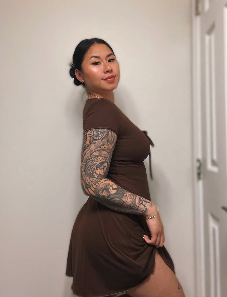 Icetraysoe's tweet photo. Do you like girls with tattoos?😯 https://t.co/NsEbx7eUHI