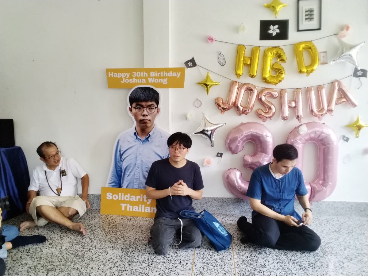 ZhentingLiu's tweet photo. บ่ายนี้ 
ชาวคณะสำนักพิมพ์นิสิตสามย่าน นำโดย"เนติวิทย์ โชติภัทร์ไพศาล"(秦聯豐）จัดกิจกรรมฉลองวันเกิดครบ 30 ปี ให้กับ โจชัว หว่อง หรือ"หว่อง จี๊ฟ้ง"(黄之鋒）
นักเคลื่อนไหวรุ่นใหม่ชาวฮ่องกง ซึ่งถูกจองจำมา6ปีแล้
(ภาพ:สงวน คุ้มรุ่งโรจน์) https://t.co/otGZOauqzC