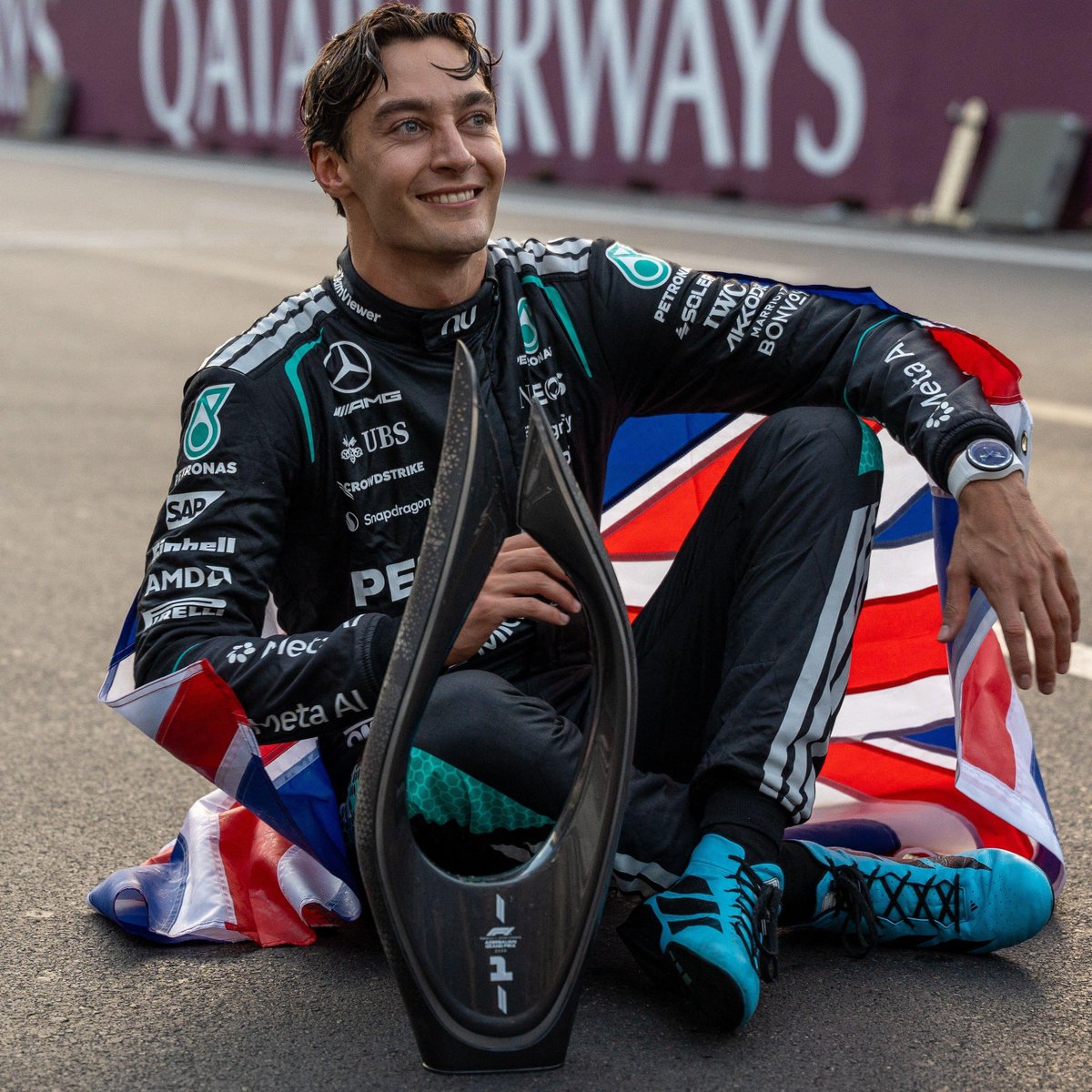 TeagayqEngli8Jr's tweet photo. George Russell wins the Azerbaijan Grand Prix by just 0. 196 seconds, holding off Max Verstappen in a dramatic Baku finale. Photo © ZUMA Press / Alamy https://t.co/WpfQSaIqJR