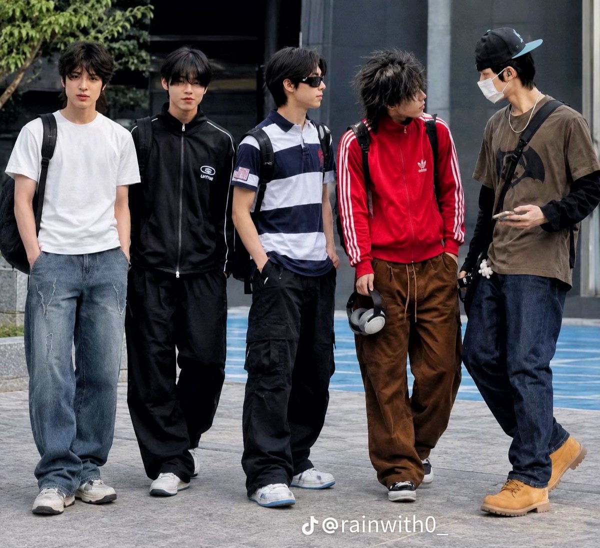 magnumified's tweet photo. YG has yet to announce its first boy group since TREASURE. YG had scheduled the debut of YGNBG/MAGNUM for September in the April video outlining plans for 2026.
The group's five members have already been selected and were spotted at a BIGBANG concert in Seoul. https://t.co/IHIXXWewVB