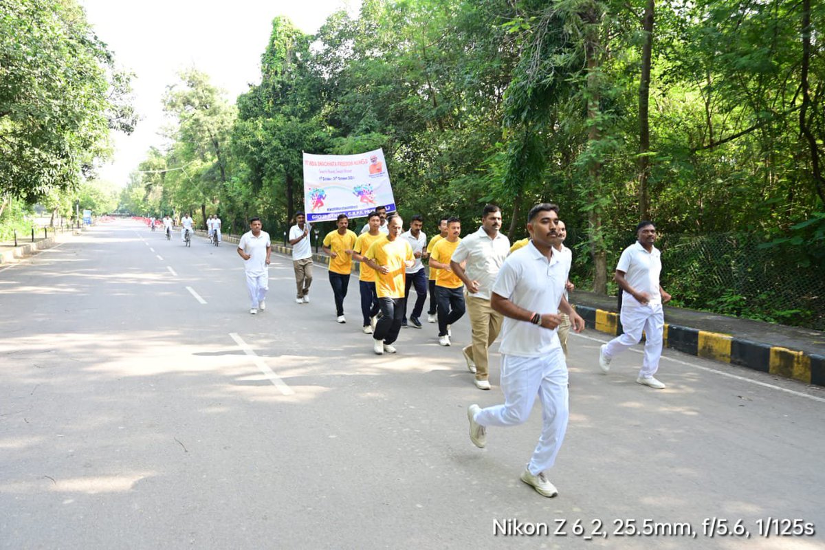 CRPF_GCPRYJ's tweet photo. ग्रुप सेंटर, सीआरपीएफ, प्रयागराज द्वारा Fit India Freedom Run 7.0–2026 के अंतर्गत प्रतिदिन रनिंग एवं विभिन्न शारीरिक गतिविधियों का आयोजन किया जा रहा है। इसका उद्देश्य कार्मिकों में फिटनेस, स्वास्थ्य एवं सक्रिय जीवनशैली को बढ़ावा देना है।
#fitIndia https://t.co/HCNG7XxCTJ