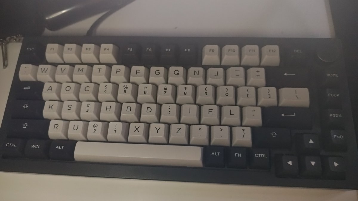 ielcakes's tweet photo. tangina ng tropa ko HAHAHAHAHAAHHA ginulo keyboard ko amputa https://t.co/GeOn8SEBpF