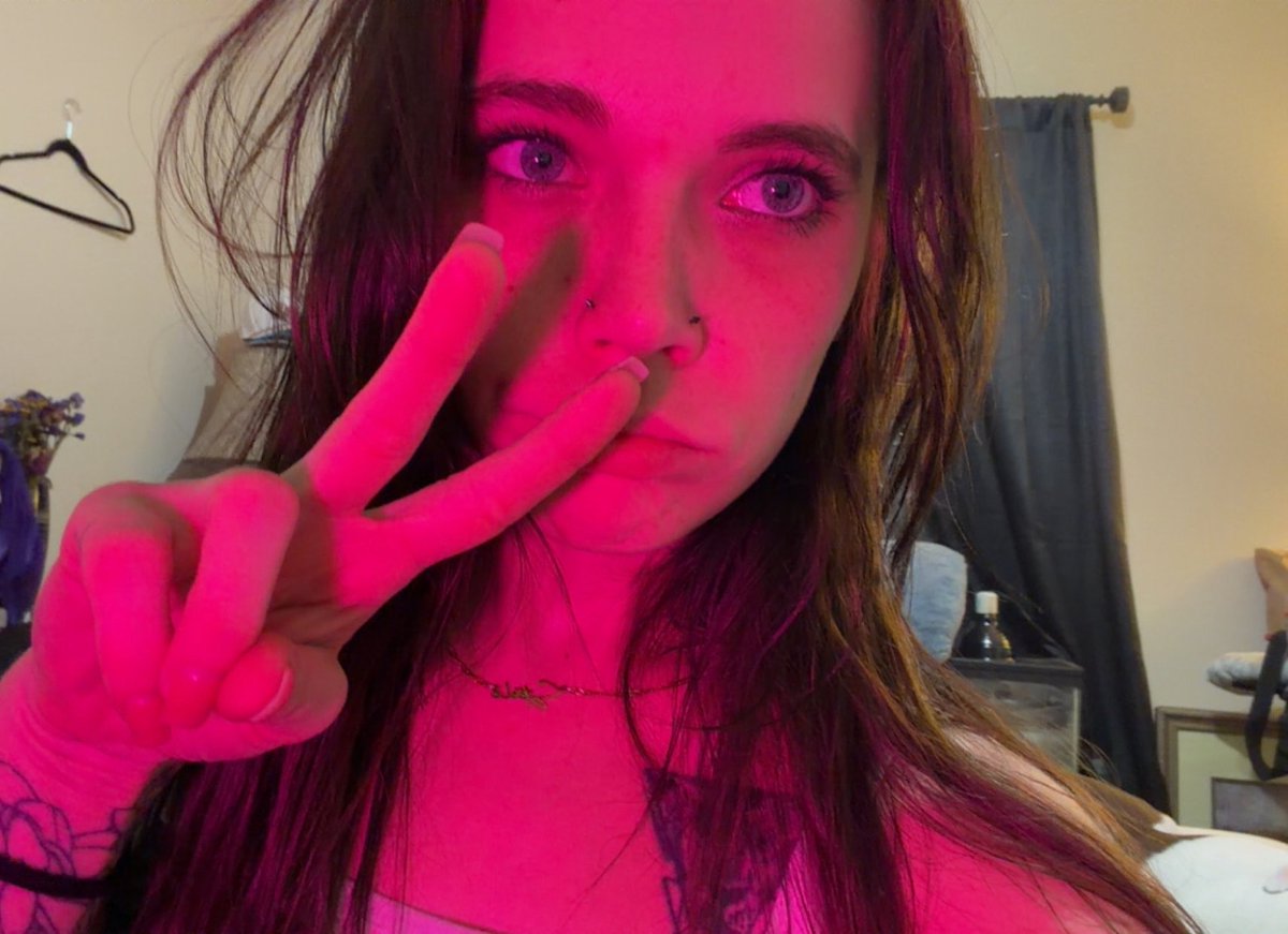 Kittycontraband's tweet photo. Doing half off nonnude FaceTimes dm is open and I need entertained 🙈
#smoking #smokingfetish #spun #tina #sellingcontent #seller #facetime #cam2cam #videochat #paypal https://t.co/Max7trGblL