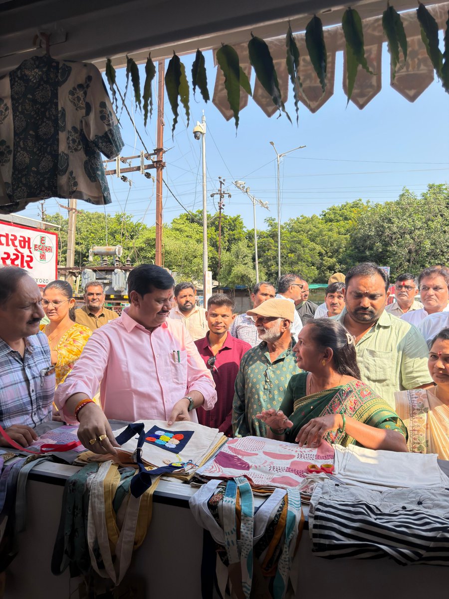 JagdishMakwana_'s tweet photo. સુરેન્દ્રનગર અને વઢવાણ બસ સ્ટેન્ડ ખાતે ગ્રામ હાટનું લોકાર્પણ કરવામાં આવ્યું. આ પહેલથી સખી મંડળોની બ��ેનોને પોતાના ઉત્પાદનોના વેચાણ માટે યોગ્ય પ્લેટફોર્મ મળશે અને આત્મનિર્ભર બનવાની દિશામાં નવી તકો ઊભી થશે. https://t.co/FSuwdiiP1j