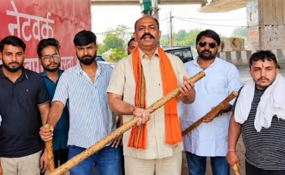 Shailendraydv61's tweet photo. प्रोटेस्ट के दौरान एक अकेली लड़की पर हमला करने वाले हिंदू रक्षा दल के 4 गुंडे गिरफ्तार हुए हैं, अच्छी बात है।

लेकिन सवाल ये है कि इन गुंडों को सड़कों पर लड़कियों पर हमला करने के लिए उकसाने वाला इनका मुखिया पिंकी चौधरी अब तक बाहर कैसे घूम रहा है?

असली गुनहगार तो वो है! सिर्फ प्यादों को पकड़ने से कुछ नहीं होगा।

मांग है - पिंकी चौधरी को तुरंत गिरफ्तार करो और कड़ी से कड़ी सजा दो, ताकि दोबारा कोई भी संगठन किसी बेटी पर हाथ उठाने की हिम्मत न कर सके!