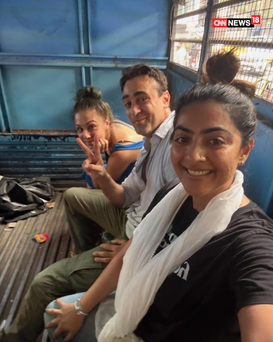 CNNnews18's tweet photo. Bollywood actor Imran Khan and his niece Zayn Marie Khan were detained by police during the Cockroach Janta Party (CJP) protest at August Kranti Maidan in Mumbai. Zayn shared a video from inside the van after the detention. 

#ImranKhan #ZaynMarieKhan #CJP #CockroachJantaParty #Mumbai