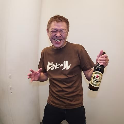 tamachannelX's tweet photo. 飲兵衛のユニフォームできました！
胸には玉ちゃんの愛飲する「ビンビール」
背には大人の義務教育こと「633」の背番号！
詳細はtamazonをチェック！👇 https://t.co/lFVazflNt5