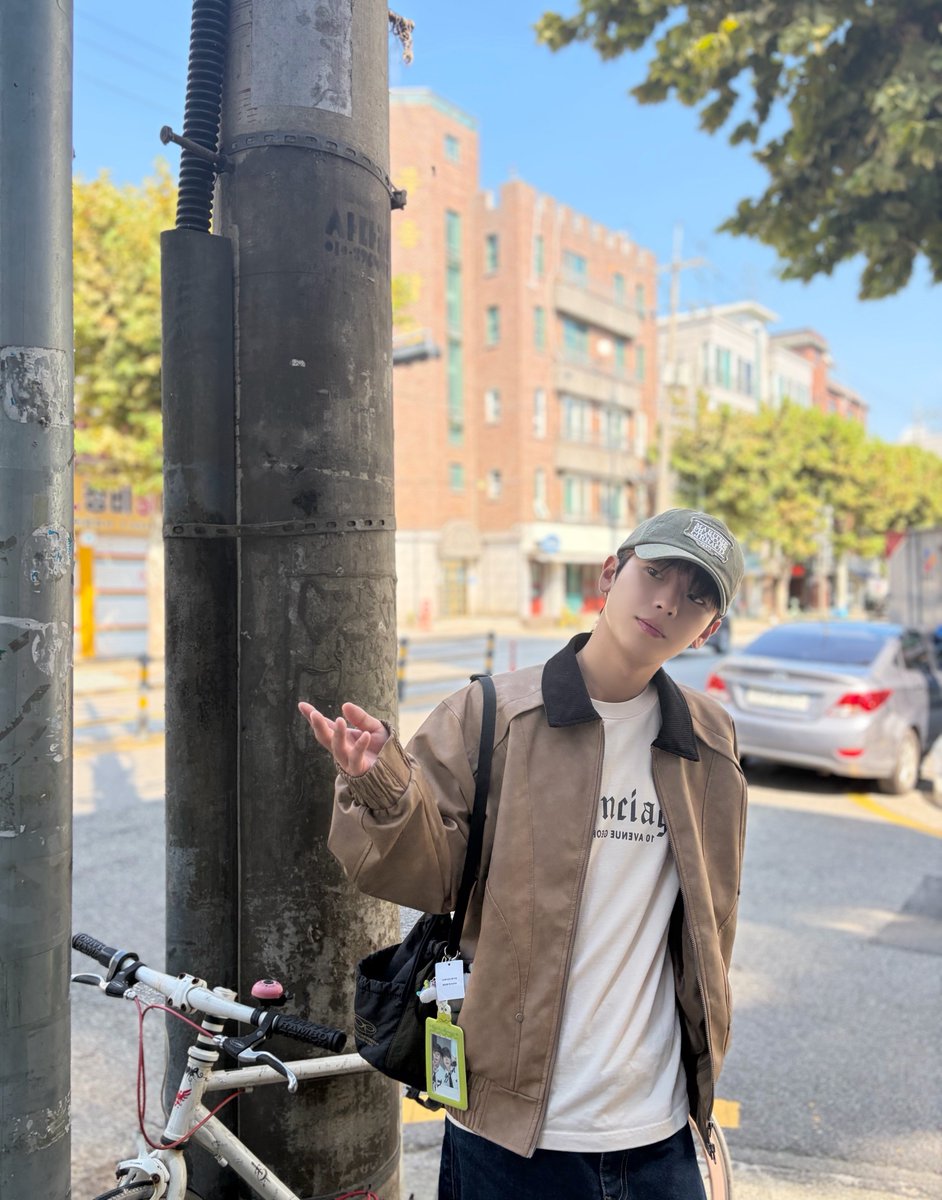 dominiminiinouu's tweet photo. ㅋㅋㅋ푸하하하하 마지막 사진 제일 먼저 올리고 싶으셨을거 같아서 제가 먼저 넣어드렸어요..
그걸 정말 가방에 달고 다닌다구요? 아 진짜 귀여워💚 https://t.co/8i9sAPDuH6