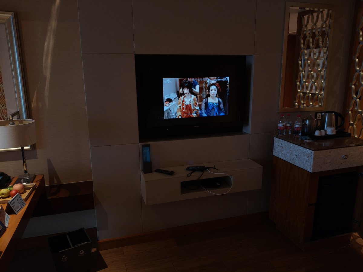 concuacua's tweet photo. 终于到千岛湖。进了浙江地区，远看山呈现朦胧的墨蓝色，这样的风貌像极了一副水墨画，古人诚不欺我。
就在酒店躺几天吧，当个懒狗也不错，就是电视太小了。 https://t.co/bThK4hFRDf