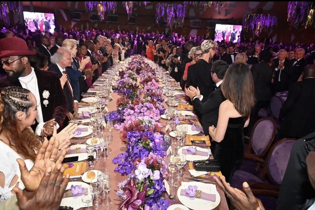 Lisaqhx's tweet photo. SE DÉCRÈTE PAS, IL SE CONSTATE ! 👑

Regardez bien cette table : élégance, prestige et distinctions. Fally Ipupa est assis parmi des personnalités de haut rang, dans un cadre où la présence se remarque sans avoir besoin de faire du bruit.

Pendant que certains passent leur temps à contester son statut, lui continue de tracer sa route et de fréquenter des cercles où la reconnaissance se mesure autrement que par les polémiques. 😉

La différence entre le bruit et le rayonnement ? Le bruit cherche à attirer l’attention, le rayonnement attire naturellement les regards.

N’en déplaise à ses détracteurs, Fally Ipupa n’a pas besoin de convaincre tout le monde : son parcours parle pour lui. 🦅👑🇨🇩

#FallyIpupa #Aigle #RDC #LégendeVivante