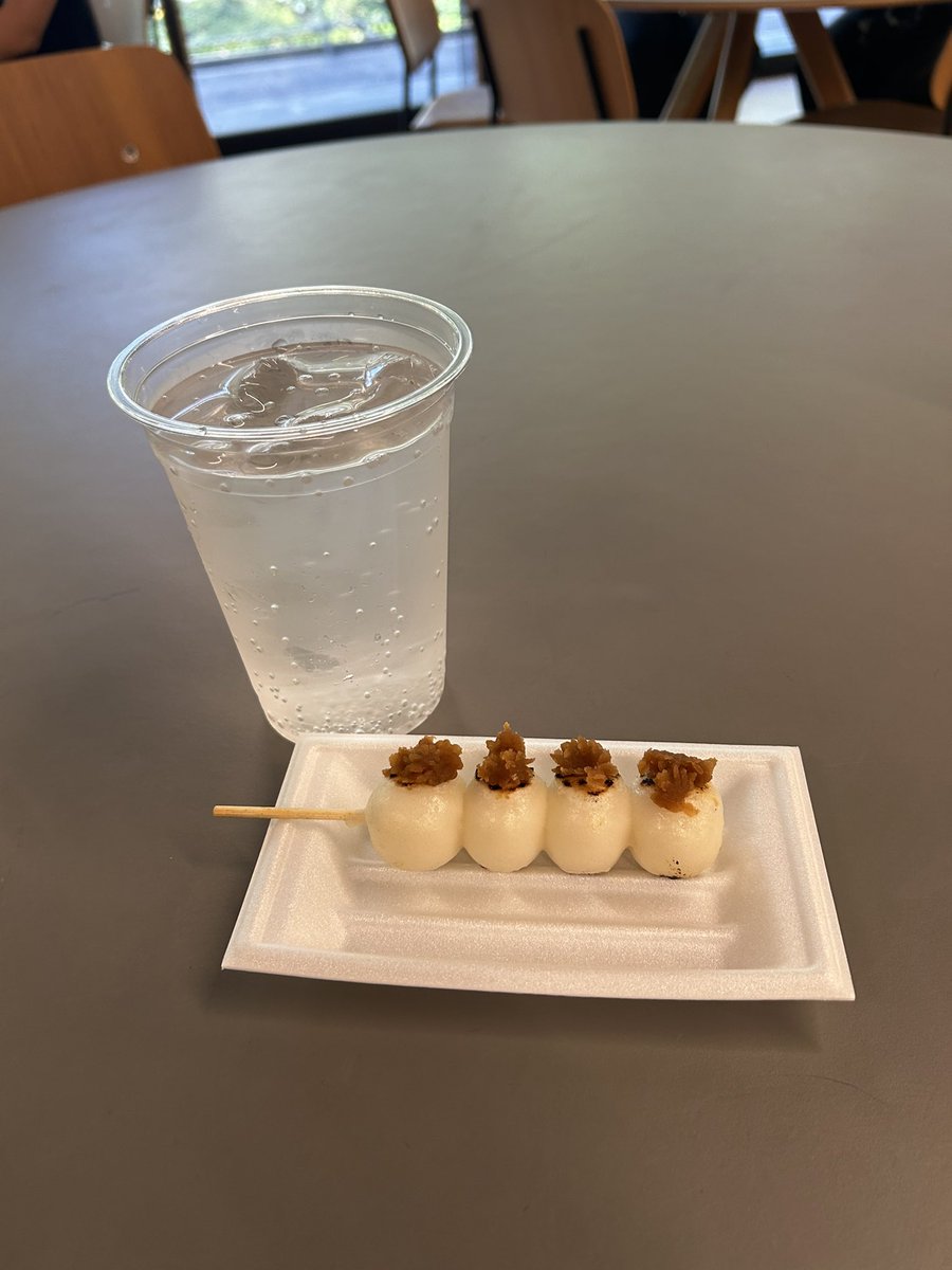 utsukushioffice's tweet photo. 母校の芸術祭へ。卒業生向けのホームカミングデーも開催されていて参加🙋‍♀️ 見学したコンクール用の録音録画スタジオに驚き！録音当日に調律が入り、専門のエンジニアがつくそう。学生は誰でも予約できる、なんと贅沢な🥹 キャンパスでレモンサワーとビールを楽しめる日が来るなんて🍻 https://t.co/SYX9dAd2oq