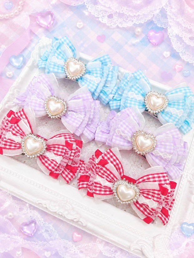 Kawaii__Stars's tweet photo. Kawaii☆Stars 原宿本店🍎
🍁秋の大集合スペシャル🍂

2部〈10/17〜30〉
ご出展クリエイターさまのご紹介🧡

Chocolate hunterさま

天使の羽に編み上げリボン♡
ふんわりゆめかわリボン👼に
ちょっぴりのBlackをプラスしたやみかわ天使なリボン🖤

ギンガムチェックにハートのパールがとってもcuteな甘々ガーリーリボンや秋色から推し活にもぴったりのカラーが揃うタータンチェックリボン🎀まで

いつものコーデにかわいい♡彩りをプラスして毎日可愛くhappyに…💓