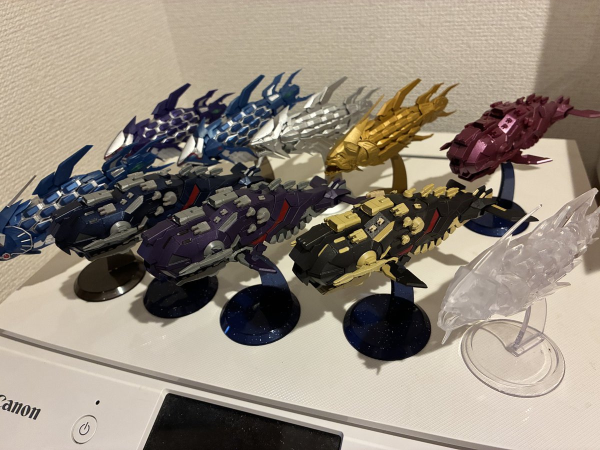 U1_Toyama's tweet photo. 🐳グレートシング級のサイズ感が知りたい…という御意見があったので、昨日展示したサンプルを戻す前に、フォスル級と共にウチのプリンター上に並べてみた🐟
長さ、幅ともにひと回り大きい気がしますね❗️ https://t.co/lVvaJccccl