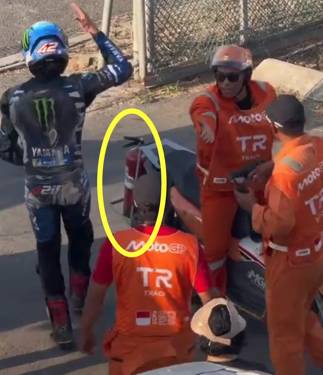 Bro_Bonzer's tweet photo. What im learn from sources:
1.Marshal firefighter bike only take Alex until fence , not to paddock
2.Alex insist stay on the bike until paddock
3.Other 2 marshal ask Alex ride with car to the paddock

this misunderstanding made Alex stress and he crash out.. 

🤷‍♀️🤷‍♀️🤷‍♀️ https://t.co/OewNIri0cB