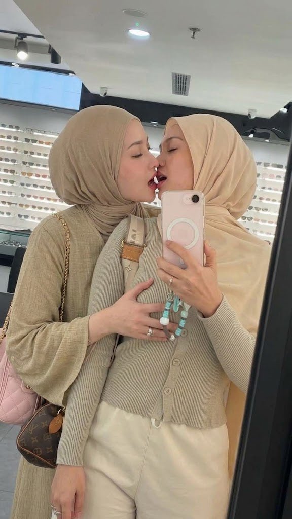 AndyXLeeX's tweet photo. HANNAH ❤️ PUTRI lesbi kissing in public part 2 🧕🏻🧕🏻👩‍❤️‍💋‍👩😋👅🫦🍆🍌💦💦💦 https://t.co/rlx4swoMSB