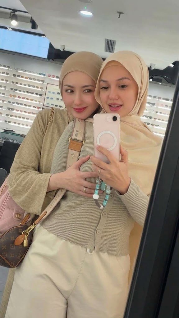 AndyXLeeX's tweet photo. HANNAH ❤️ PUTRI lesbi kissing in public part 2 🧕🏻🧕🏻👩‍❤️‍💋‍👩😋👅🫦🍆🍌💦💦💦 https://t.co/rlx4swoMSB