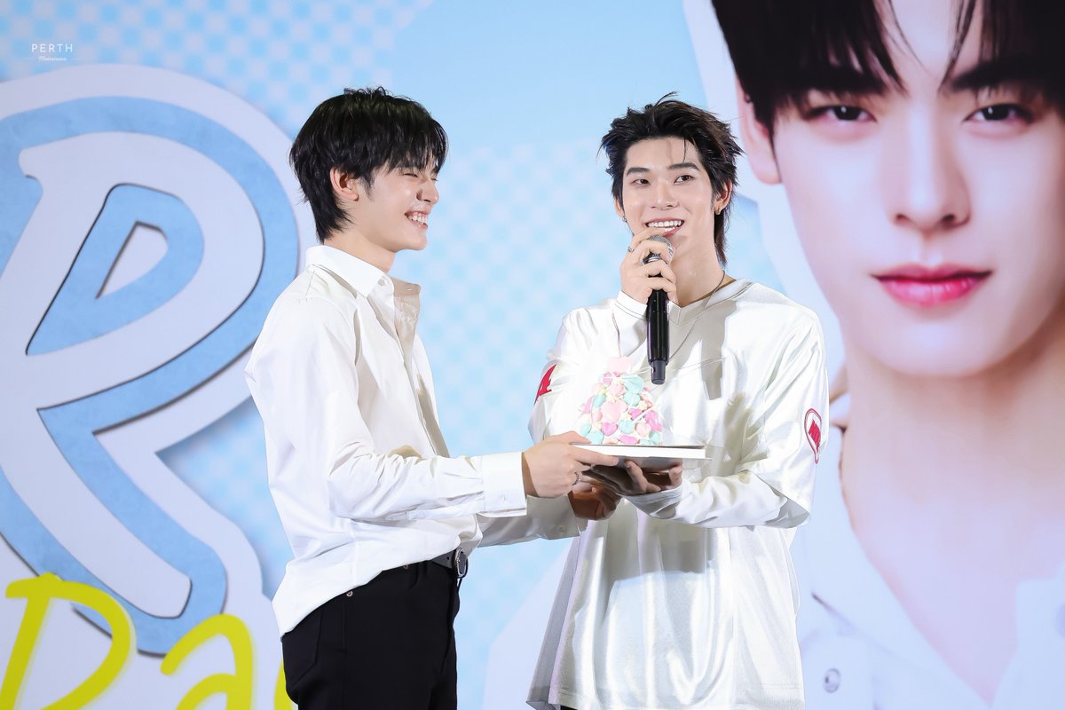 PerthMemenana's tweet photo. ในส่วนของเค้กนะคะ วันนี้ถือมาให้เป่า วันหน้าจับมือกันตัด ขอบคุณค่าาาา ~ 

CHAPTER 24 BEGINS POR
#24thHBDPOR 
#HappyPorDay
#teeteepor https://t.co/8U0HL0r3NO