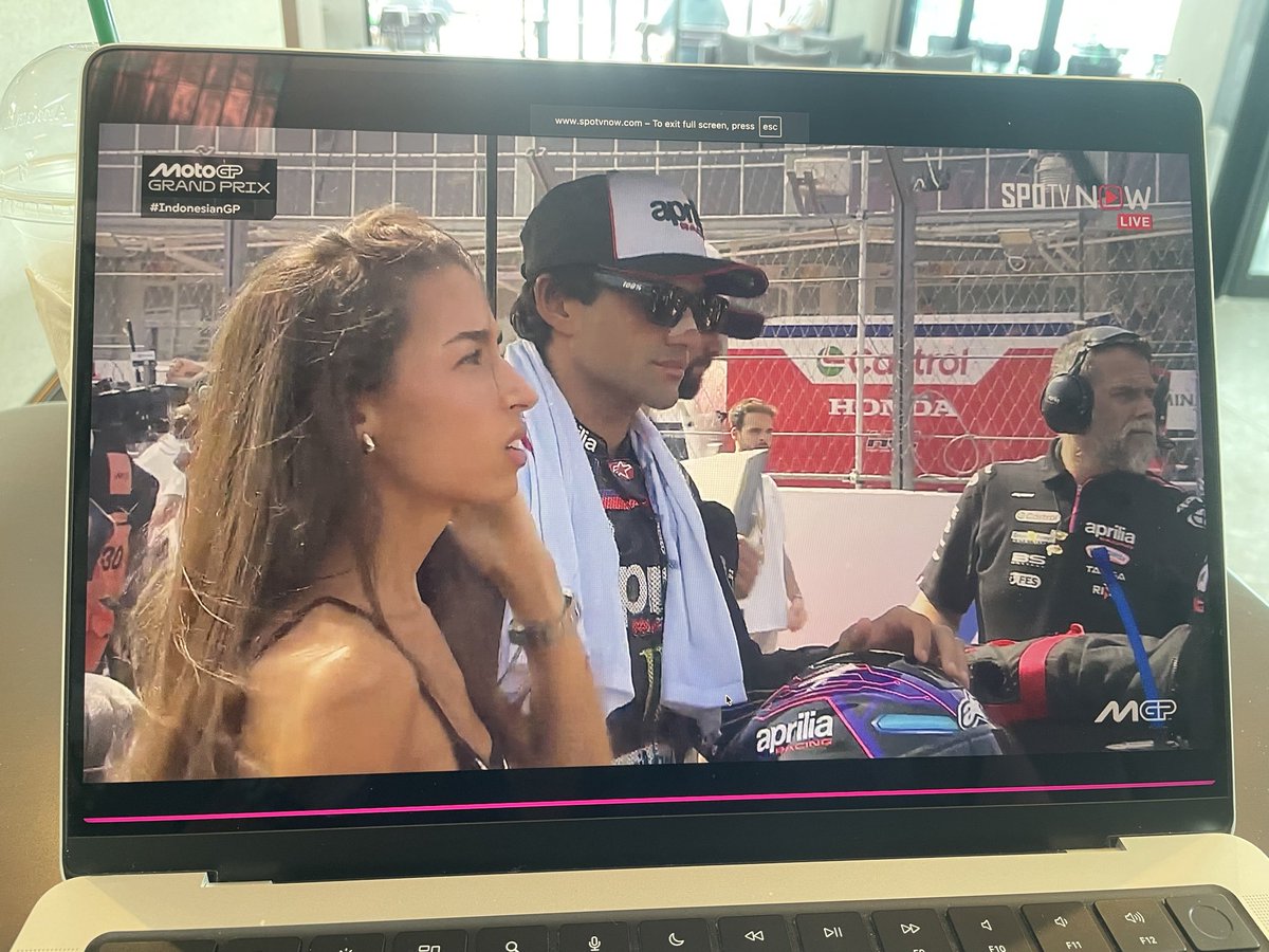 IsaraS88's tweet photo. มาเพื่อนๆ มาลุ้น MotoGP กันตอนนี้เลย #spotv #motogp #indonisiangp https://t.co/U49sFsv3Ew