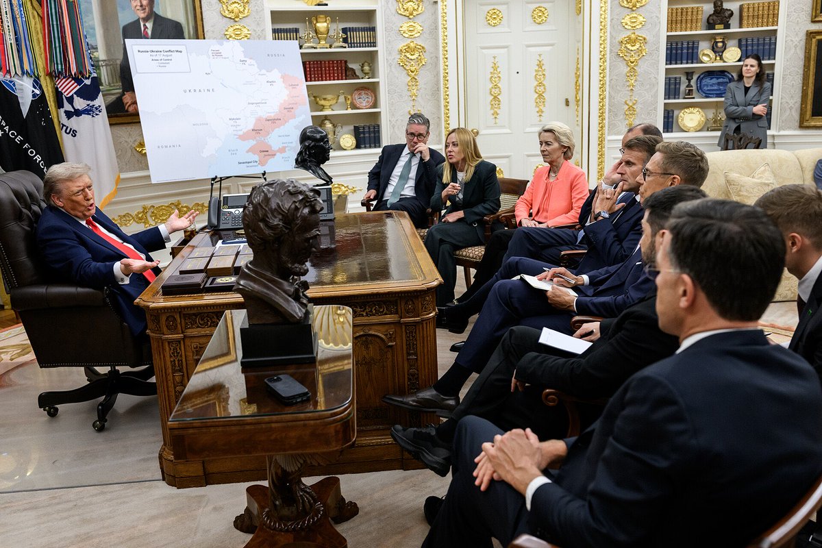Villepin's tweet photo. Donald Trump a violé la souveraineté du Venezuela pour un accord pétrolier. Nous n’avons rien dit. 
Donald Trump a exigé la souveraineté sur le Groenland, où l’on espère aussi du pétrole. En espérant que ça passe, nous n’avons rien dit. 
Donald Trump a choisi de déclencher une guerre absurde avec l’Iran et les prix du pétrole ont bondi pour tout le monde. Nous n’avons rien dit.
Donald Trump a menacé d’interdire l’exportation de gazole américain vers la France, au risque de faire bondir les prix du gazole au-delà de 2,50 euros jusqu’à 3 euros. Nous n’avons rien dit. 
Donald Trump a exigé que les pays du G7 vident leurs réserves stratégiques de gazole pour faire baisser les prix avant les élections des Midterms. Nous n’avons rien dit et nous avons obéi.
Donald Trump noue un pacte de fait avec Vladimir Poutine, pour s’approvisionner en gazole en Russie, au mépris des sanctions imposées par les Etats Unis et il exige un « nouveau président en Ukraine », songeant qu’une élection américaine vaut bien l’abandon de la sécurité européenne. Nous ne disons rien. 

Quand l’Europe agira-t-elle pour s’immuniser aux sanctions américaines, s’affranchir de l’emprise des entreprises technologiques, mettre en branle l’Instrument Anti-Coercition ? Quand parlera-t-elle clairement et d’une voix ?
Car lorsqu’on écrira l’histoire de ces années folles, on ne se souviendra que d’une chose : l’Europe, elle, n’avait rien à dire.

Dominique de Villepin

© White House, 18 August 2025