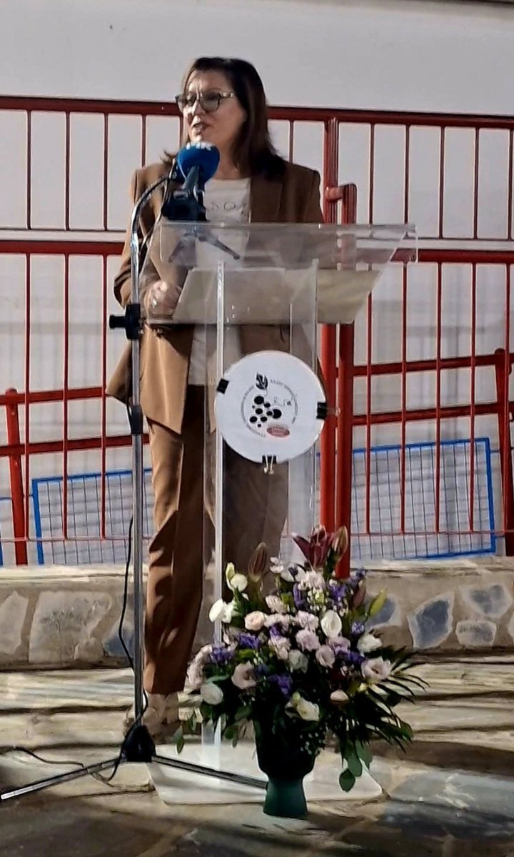 MichaelidouAth's tweet photo. Πριν από έναν αιώνα, στο Καλό Χωριό Λεμεσού, κάποιοι άνθρωποι επένδυσαν στην αξία της γνώσης και οικοδόμησαν ένα σχολείο, που σήμερα παραμένει φυτώριο παιδείας και κοινωνικής ανάπτυξης. Χτες βράδυ τιμήσαμε την ιστορία του, τους ιδρυτές του, τους εκπαιδευτικούς και τους μαθητές και μαθήτριες που βρέθηκαν και βρίσκονται στις τάξεις του. 
Τιμήσαμε τη δύναμη της εκπαίδευσης, που μέσα σε μια διαδρομή 100 χρόνων συνιστά δύναμη εξέλιξης της περιοχής όπου οικοδομήθηκε.
Αυτό είναι, ίσως, το σημαντικότερο μάθημα της επετείου. Ότι η εξέλιξη απαιτεί αποφάσεις. Και ότι κάθε γενιά κρίνεται από όσα τόλμησε να αλλάξει και από όσα θα παραδώσει στην επόμενη.
Με αυτή τη συνείδηση ευθύνης εργαζόμαστε και εμείς σήμερα ως Κυβέρνηση @CYpresidency. Έχουμε επιλέξει να προχωρήσουμε σε ουσιαστικές μεταρρυθμίσεις στην Παιδεία. Να αντιμετωπίσουμε διαχρονικές αδυναμίες, να εκσυγχρονίσουμε θεσμούς και πρακτικές, να ενισχύσουμε την ποιότητα της εκπαίδευσης και να δημιουργήσουμε ένα δημόσιο σχολείο πιο αποτελεσματικό, πιο ανθρώπινο, πιο συμπεριληπτικό. Συγχαρητήρια σε όλους για την εξαιρετική και συγκινητική