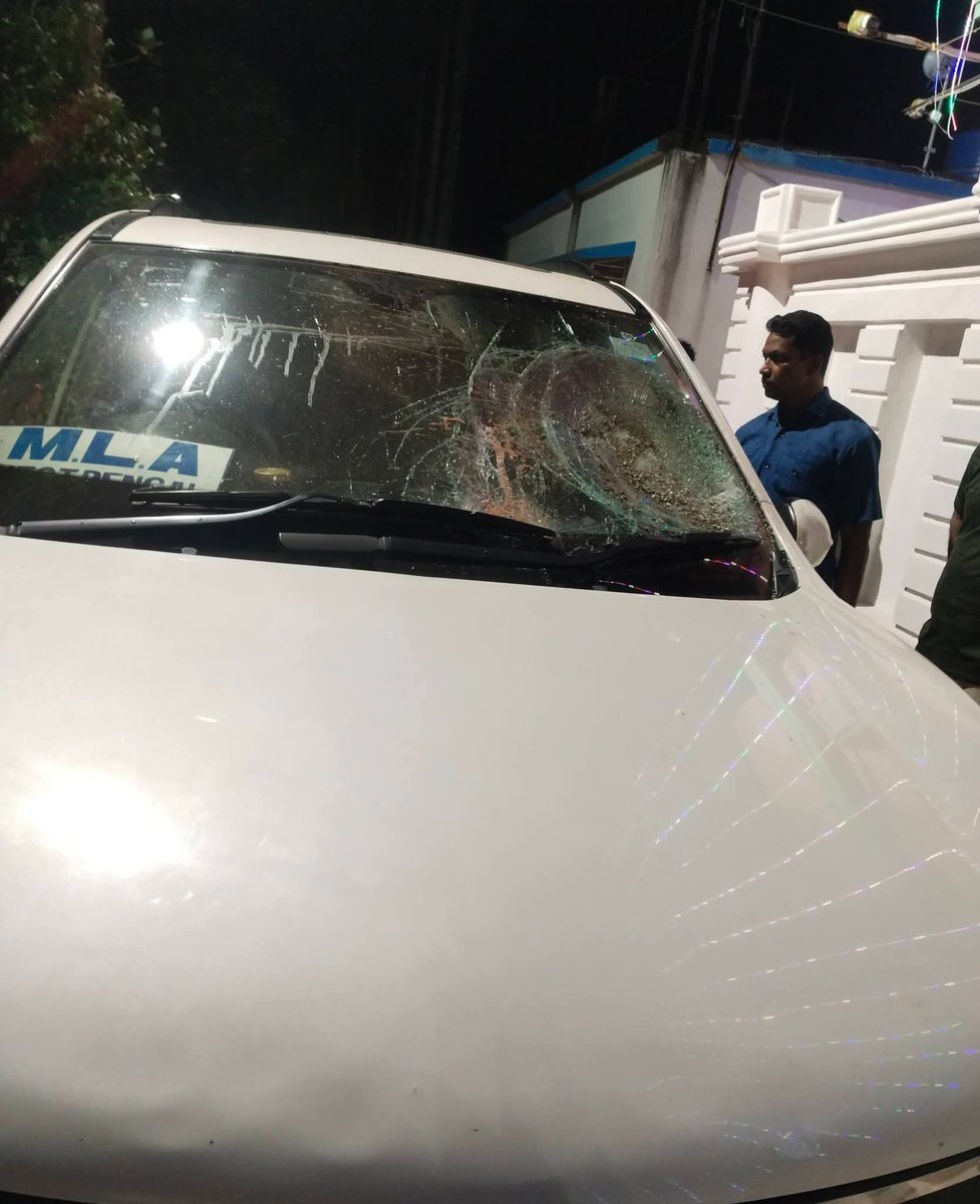 AITCofficial's tweet photo. .@BJP4Bengal’s politics of intimidation stands exposed once again!
The brutal attack on Shri Bibhas Sardar in Joynagar, accompanied by death threats for his support for @MamataOfficial, raises serious questions about the growing culture of political violence.
When political differences are answered with bricks, threats and attempts on someone’s life, DEMOCRACY ITSELF IS UNDER ATTACK!
The perpetrators must be identified, and strict action must follow.
But will the police take action? That has now become the biggest question since they seem more busy serving their masters than maintaining law and order in the state.