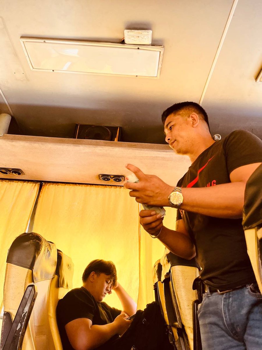 namecannotbeblu's tweet photo. ang gwapong daddy conductor ng bus. sarap sumakay paulit2 ng bus kahit mahal na pamasahe hehe #alterdavao #dilf #alterpinoy https://t.co/K8kPV2FVRZ