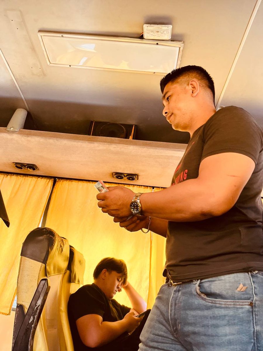 namecannotbeblu's tweet photo. ang gwapong daddy conductor ng bus. sarap sumakay paulit2 ng bus kahit mahal na pamasahe hehe #alterdavao #dilf #alterpinoy https://t.co/K8kPV2FVRZ