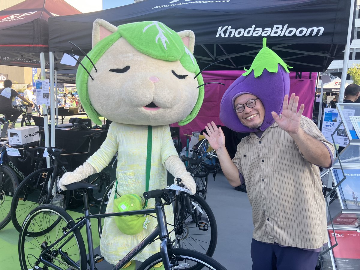 nagirann's tweet photo. TOKYO BAY BICYCLE 2026
KhodaaBloomブースでキャベッツさんと。

実は我が家には
私のロードバイクFarna
妻のクロスバイクRail
私の街乗り兼キャンプ用クロスイクVACANZE
と、ホダカさんの自転車が3台もあるのである！ https://t.co/mDILYQZyxr