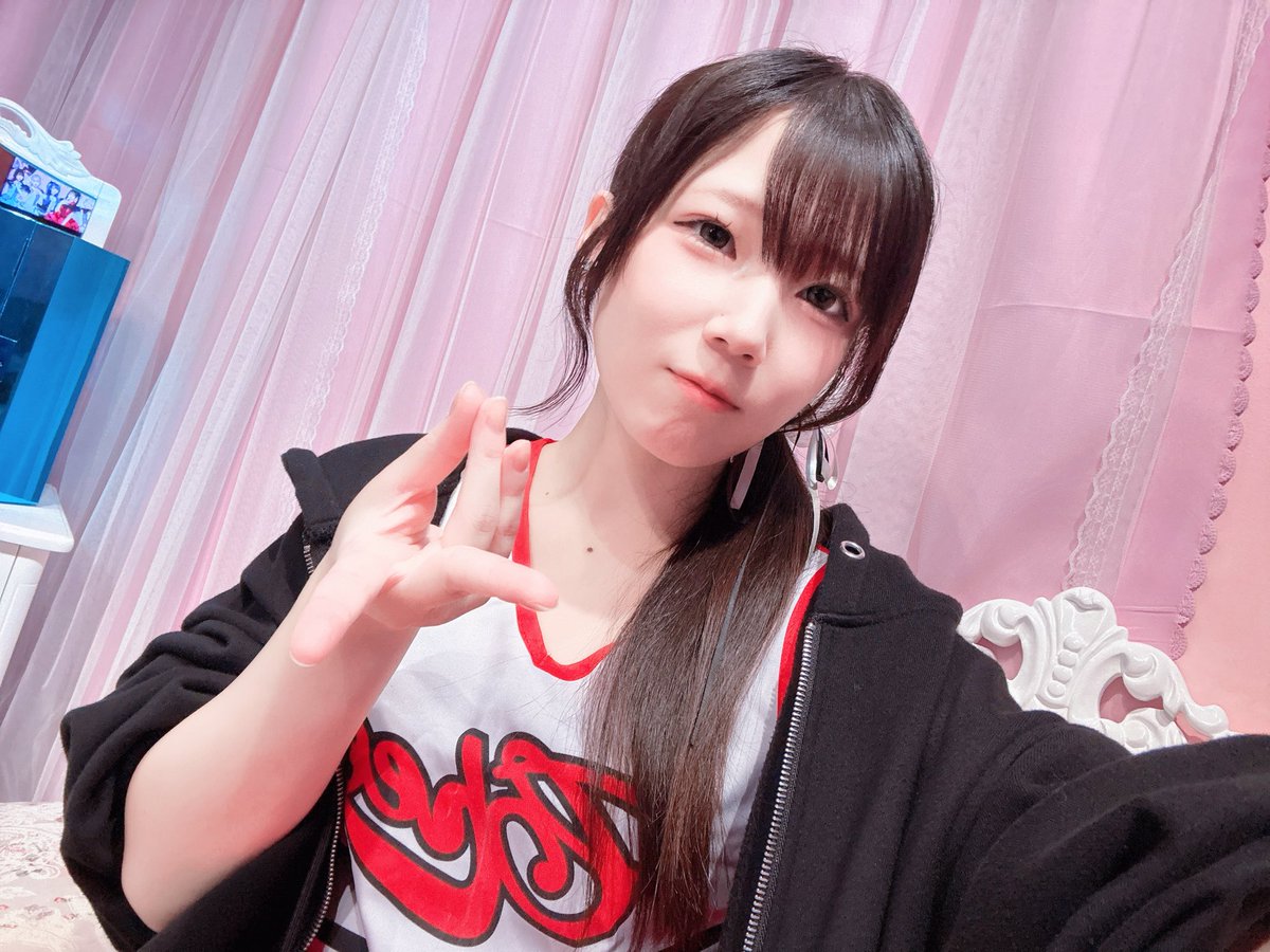iori_aimai's tweet photo. おきゅいんしました～🌟

本日はチア衣装です٩(ˊᗜˋ*)و”

手首硬すぎてギャルピースできてない😥 https://t.co/fXtHbmcJlj