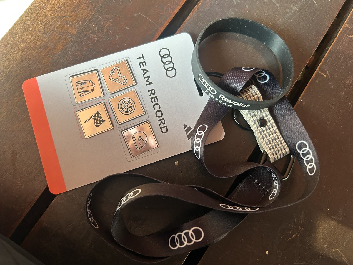 saiyu05's tweet photo. 色々体験したら貰えた
ボルトレートも結構高身長なんだな
#AudiF1
#F1シンガポールGP
#f1jp https://t.co/kQPn2JAlIb