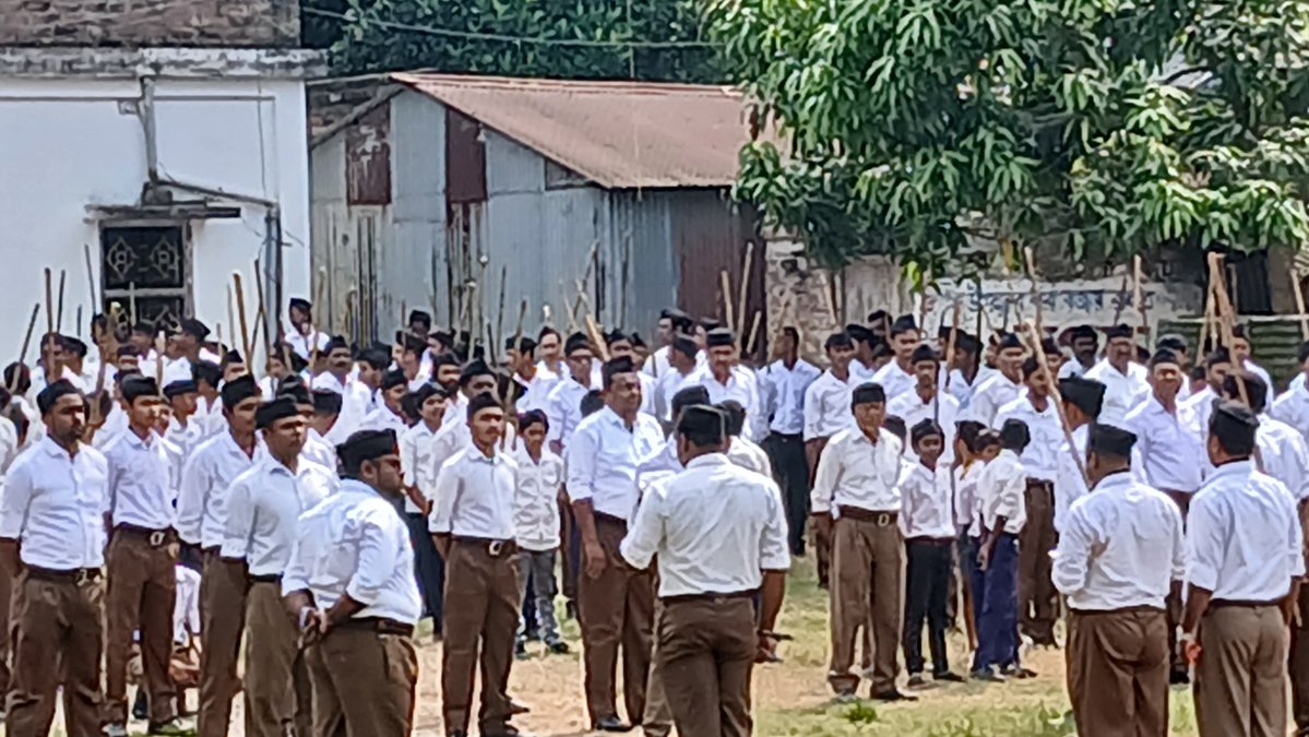 tapadar939248's tweet photo. রাষ্ট্রীয় স্বয়ংসেবক সংঘ (RSS) 🚩 জন্ম শতবর্ষ উদযাপন  উপলক্ষে সমুদ্রগড় খন্ডে একটি বর্ণাঢ্য পথ সঞ্চালন অনুষ্ঠিত হলো। স্বেচ্ছাসেবকদের পদযাত্রা আমাদের সংস্কৃতি ও ঐতিহ্যের গর্বের পরিচয় বহন করে। শতবর্ষের এই যাত্রায় আমরা দেশ ও জাতির সেবায় আরও দৃঢ় সংকল্পবদ্ধ। https://t.co/T3DNqf0MqH
