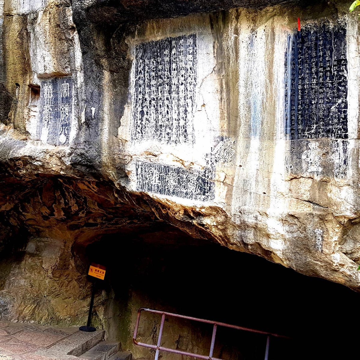 KolehtBonilliSb's tweet photo. Jingjiang Princes’ Palace, Guilin: an ancient palace with historic stone engravings. I even took a test at the former princes’ school—and I’m sure I passed! https://t.co/tAFvV3xFso
