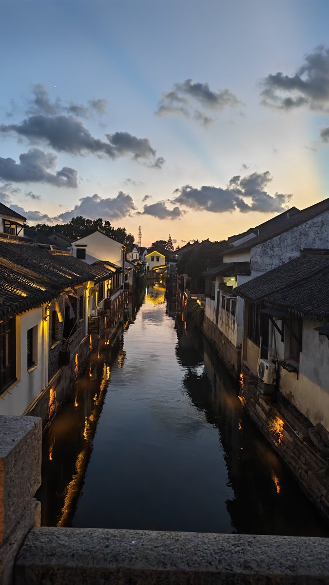 Re_Everfades's tweet photo. 外出出差顺便旅游，被震惊到了

每一个去苏州的人，都应该去甪直！

未商业化的江南古镇，这才是真正的小桥流水人家！

还能遇到美术生在这里取景写生，这种轻松的氛围实在治愈人心🤤 https://t.co/q4uIh2iCGJ