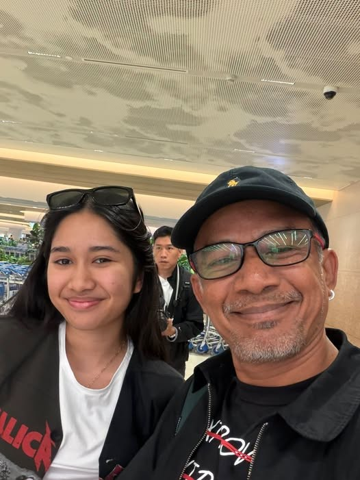 oudoudT's tweet photo. Singapore is calling 🇸🇬
น้องและคุณพ่อถึงสิงคโปร์แล้วววว 
จะได้ไปเรียนรู้และเตรียมตัวก่อนขึ้นเปิดโชว์ 
เป็น กลจ ให้ค้าบบบบ🫶🇹🇭
#singapore #A7X
#nene #neneroyal
#เนเน่ #เนเน่รอยัล https://t.co/3hczgDzK3B