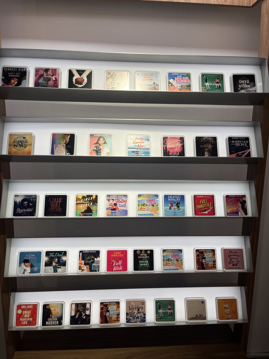 llucllaraa's tweet photo. Found a charming little bookstore this weekend. I could easily spend hours here just browsing😄 https://t.co/j1hfxl5jCj