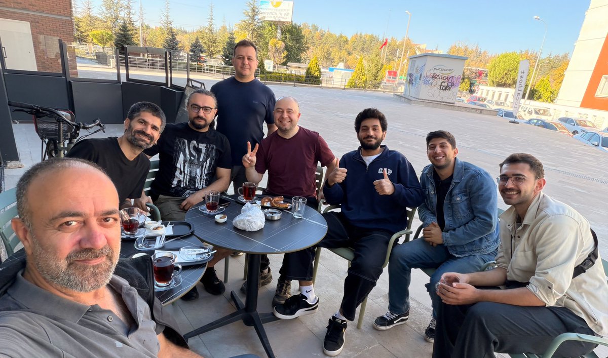 ardabalkandev's tweet photo. Dün Eskişehir Yazılımcılar Topluluğu mini bir buluşmayla yeni sezonu açtı. @localhostcafe’de buluştuk, uzun zamandır aramıza katılamayan başkanımız @AlazTetik de sonunda aramıza döndü. Bu sefer @yengiyegen gelmedi ama simit canavarı @yacnutnasah her zamanki yerini aldı. https://t.co/MV916zHPeT