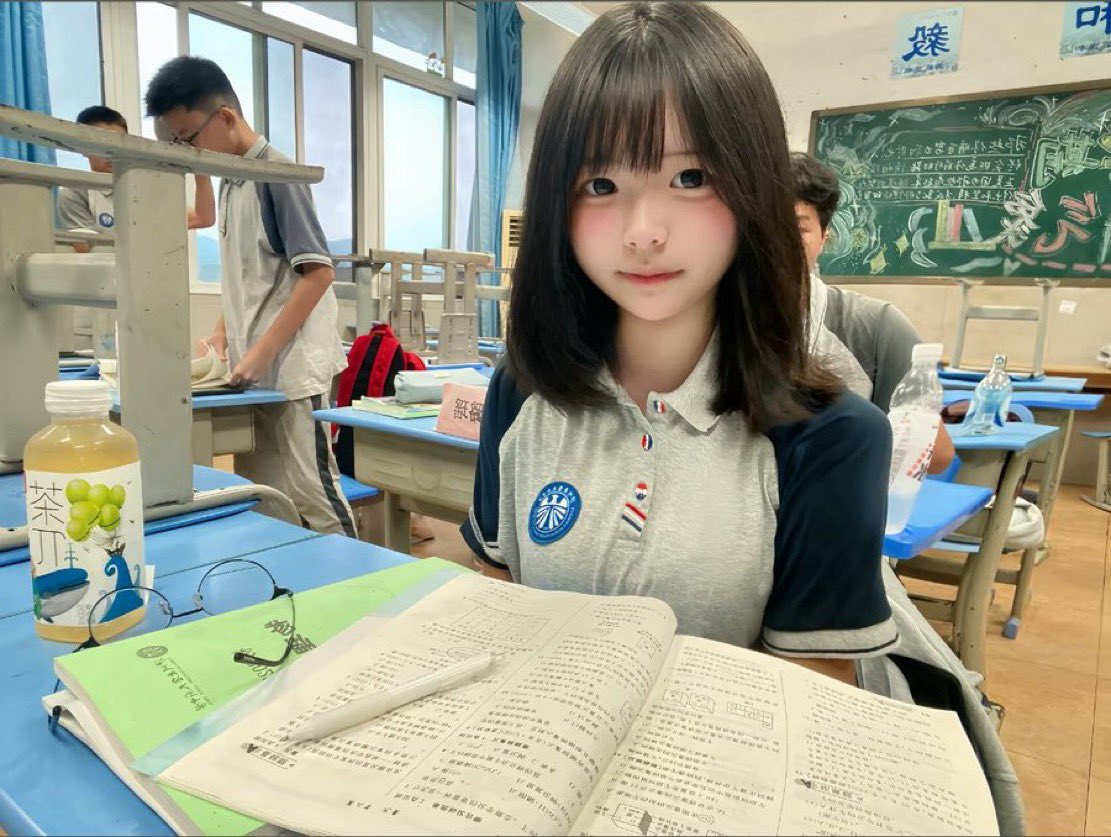 moura_ella's tweet photo. 回归校园生活，

现在是15.00分刚拍的

谁要看我16岁的福吗？？？

 多来锐评一下，看完不许讲我福黑嗷…！ https://t.co/vR1K7Xu8vI