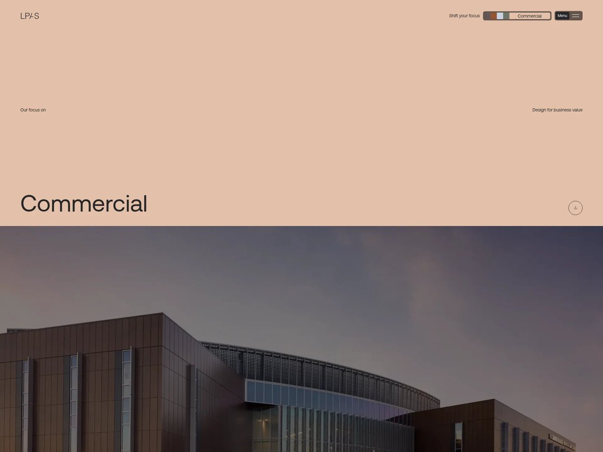 from79067926926's tweet photo. 拿了 10 月 10 日 Awwwards Site of the Day 的建筑所官网：LPAS，Studio Naam 做的。
最妙的是右上角的「Shift your focus」：Housing、Civic、Commercial 等业务线各配一个色块，用颜色来分流，而不是堆一排文字菜单。
UI 退得很安静，把画面留给大幅建筑摄影。
学到了：素材足够能打时，界面最好的设计就是“隐身”。推荐电脑端打开滑两下。
https://t.co/Pcpn9F1c1b
#网页设计 #Awwwards
