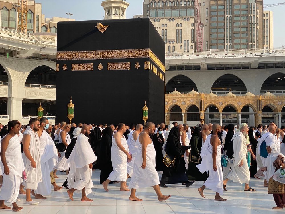 Aftab_Nazir's tweet photo. مقدس شخصیات کو نشانہ بنانے کے بعد مقدس مقامات اور مقدس مقامات کے بعد اب عمرہ زائرین پر بھی ایرانی پراکسی کے حملے
شاہ خالد ائیرپورٹ کے لاونج کو حوثی باغیوں نے نشانہ بنا ڈالا 
لاونج میں عام شہری اور عمرہ زائرین حالت احرام میں بیٹھے تھے جنہیں ایرانی پراکسی نے شہید کرڈالا 
اللہ تعالیٰ ارض حرمین اور ارض پاک کو حوثیوں اور انکے حواریوں کے شر سے نجات عطاء فرمائے
آمین 
آفتاب نذیر